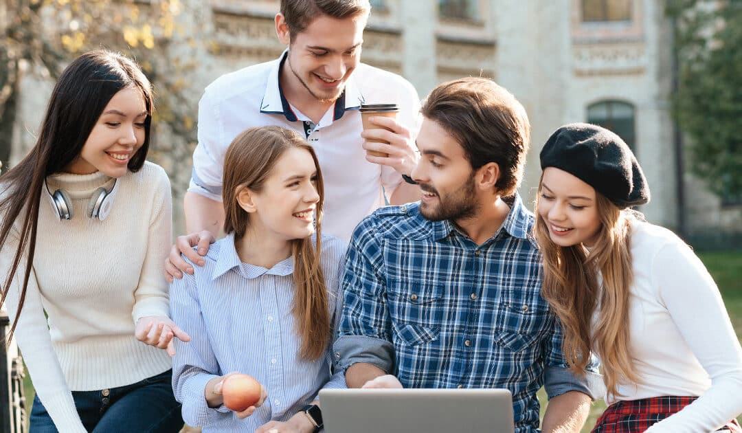 Maximizar la matriculación y la retención: El valor de los asesores de estudios para las universidades