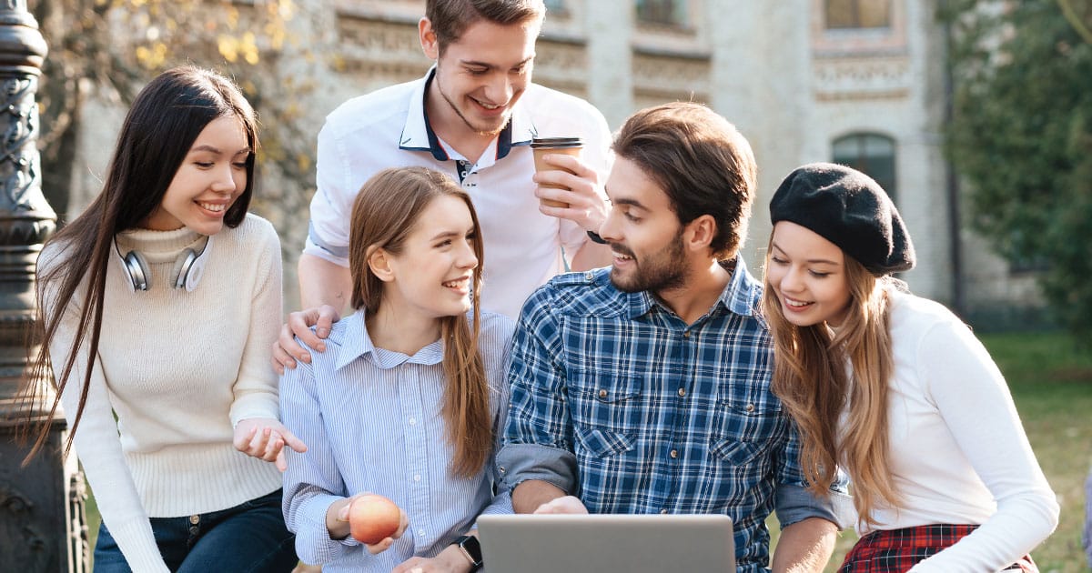 Maximizar la matriculación y la retención: El valor de los asesores de estudios para las universidades